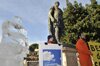 ROMA, LA STATUA DI GHIACCIO DI BERLUSCONI: UN LEADER...